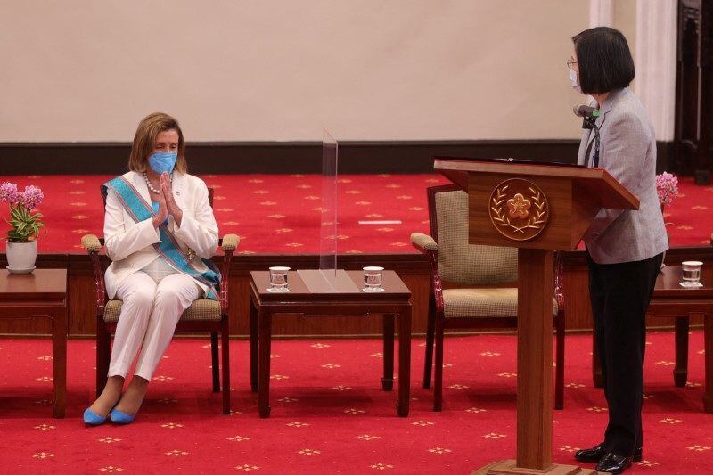 La presidenta de Taiwán, Tsai Ing-wen, durante una reunión con la ex presidenta de la Cámara de Representantes de Estados Unidos Nancy Pelosi, en Taipéi, Taiwán. Agosto 3, 2022. Oficina Presidencial de Taiwán/Distribuida vía REUTERS/Archivo