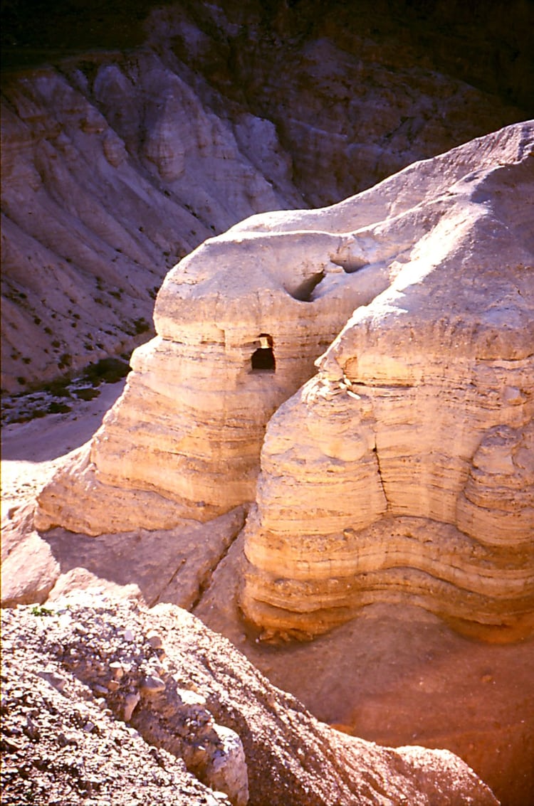 Cuevas de Qumrán, donde fueron encontrados los rollos.