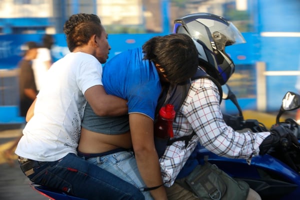 Un herido de bala es trasladado por otros manifestantes (AP)