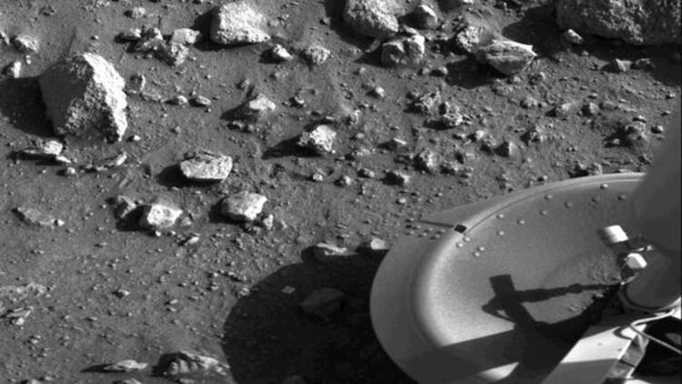 Foto de un pie de la sonda Viking 2 en 1976 sobre el suelo marciano (NASA)