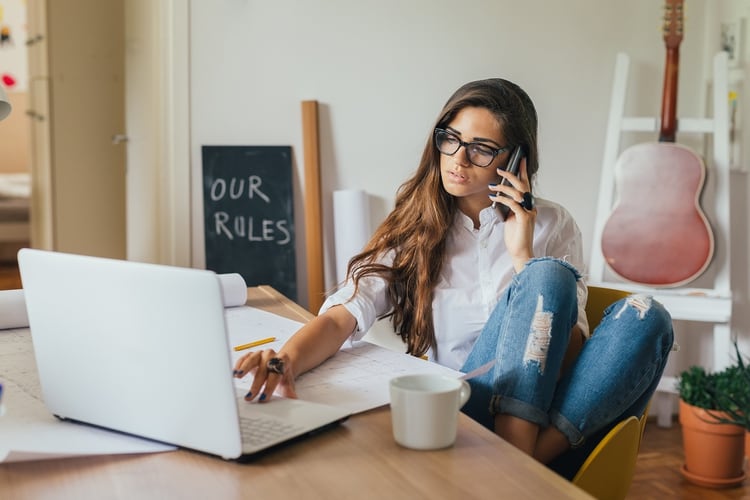 En home office hay que vestirse de manera si fuéramos a trabajar o de manera cómoda, sin necesidad de estar en pijama (Shutterstock)