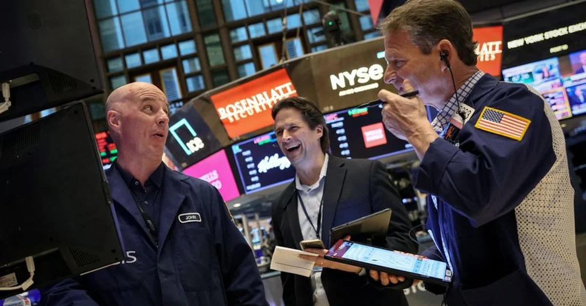 Wall Street ended a negative streak and closed with profits again