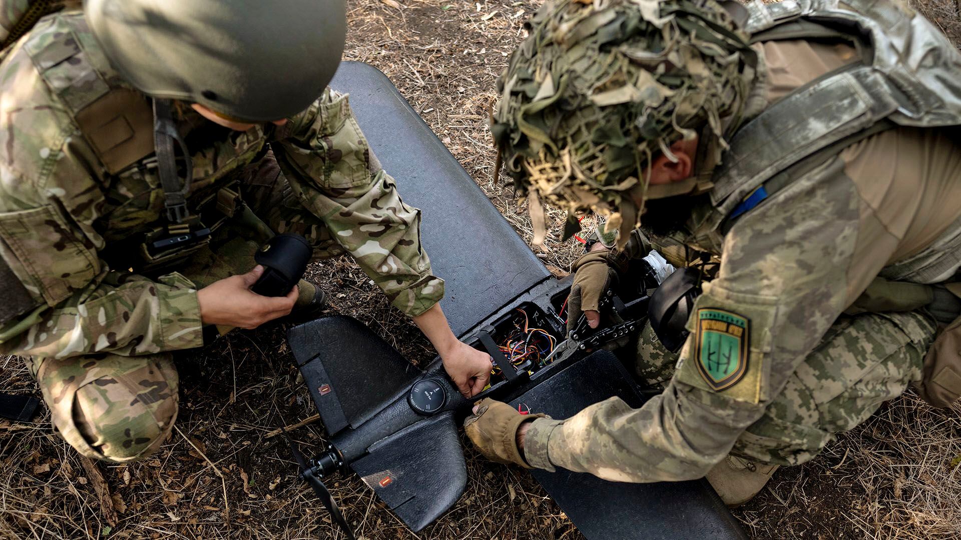 Miembros del Ejército Ucraniano de Voluntarios se preparan para volar un dron sobre territorio ocupado por Rusia (Lynsey Addario/The New York Times)