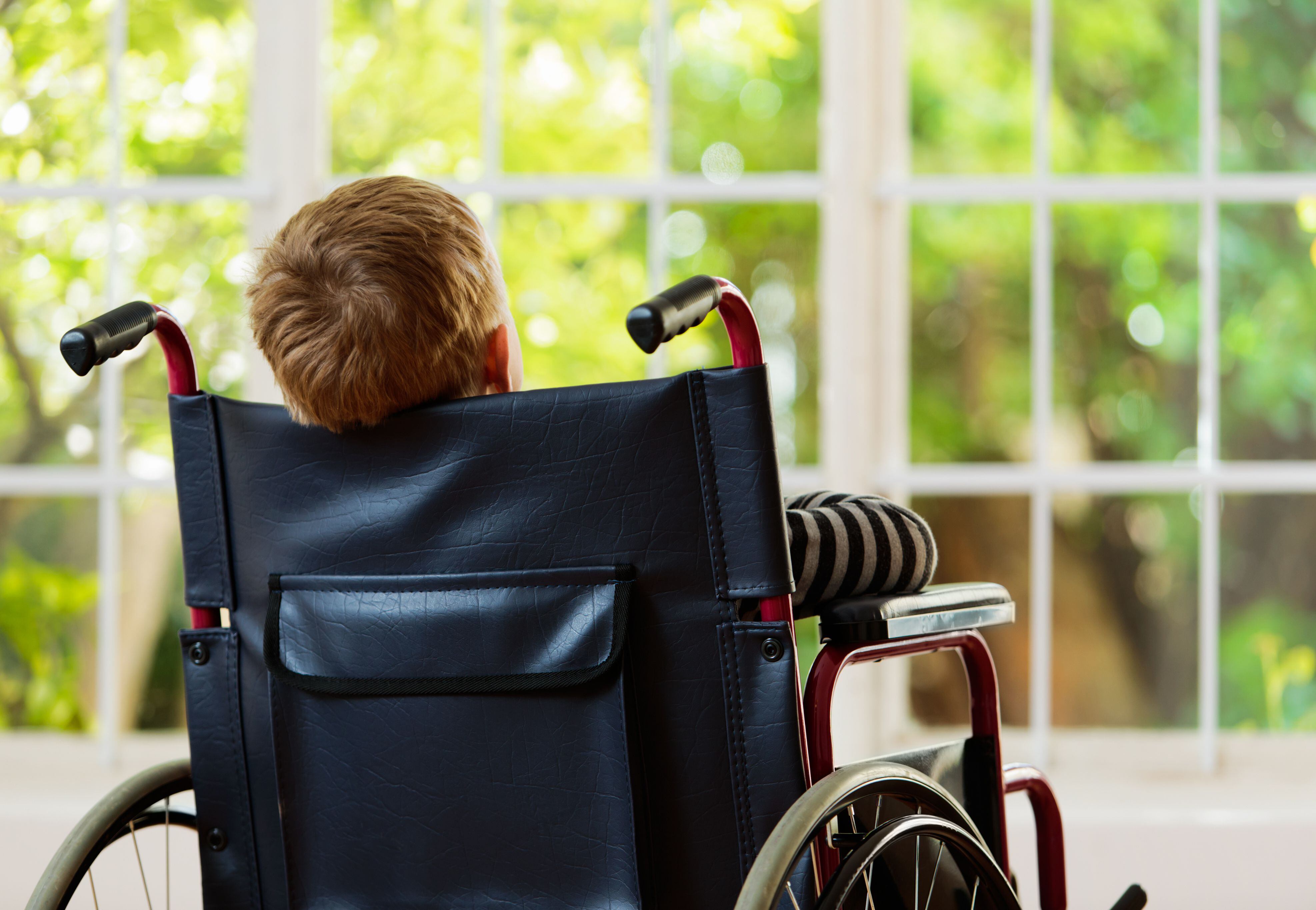 Distrofia Muscular de Duchenne, niño en silla de ruedas, discapacidad infantil