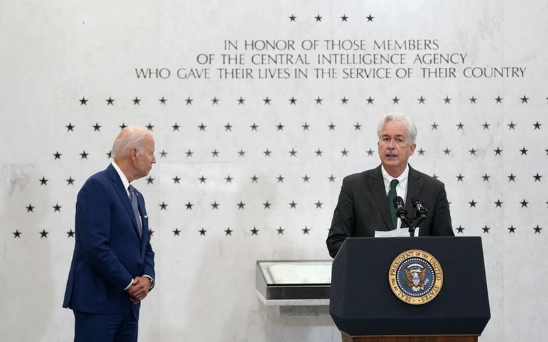 Joseph Biden junto a William Burns en los cuarteles generales de la CIA 