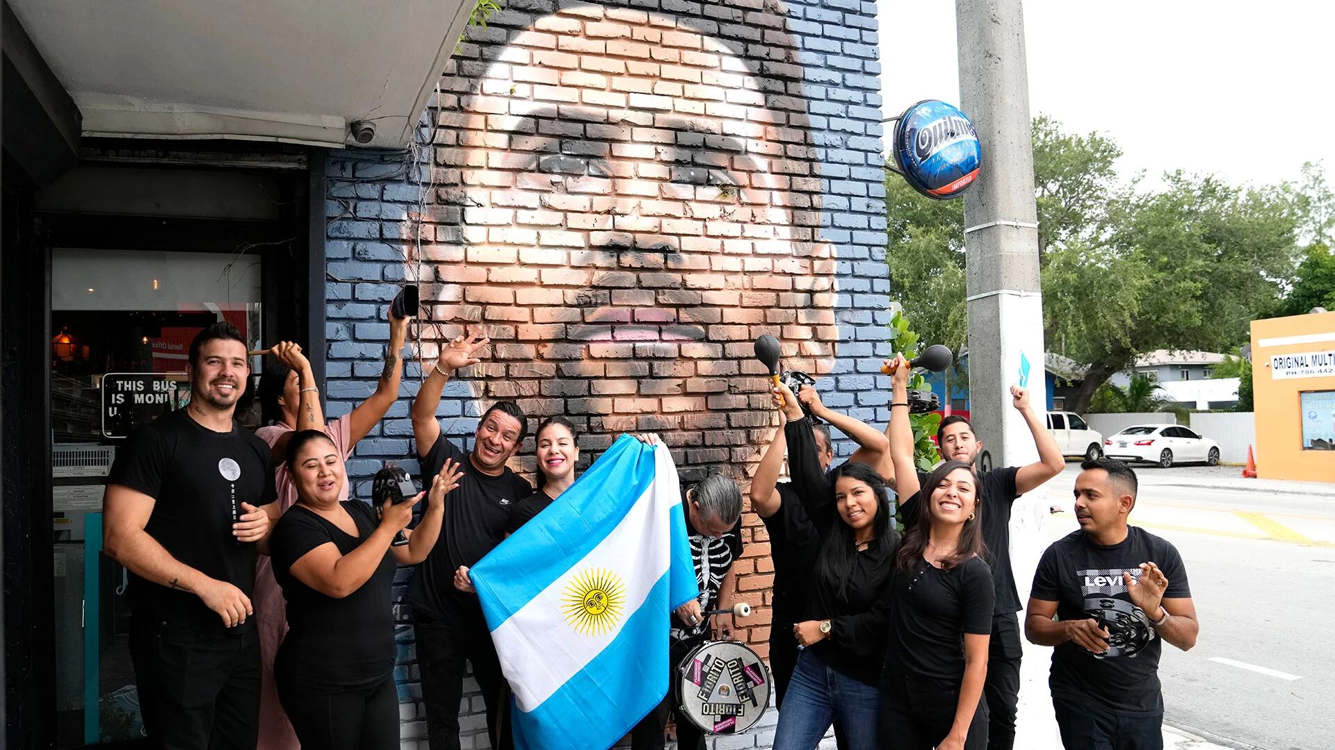 “Me encanta que esté en Miami porque mis hijos van a poder vivirlo como yo viví a (Diego) Maradona”, dijo Maximiliano Alvarez, uno de los propietarios del restaurante Fiorito, donde una de las paredes sobresale con un mural de Messi gigante. (AP)