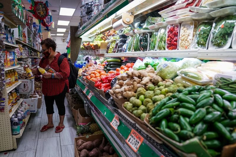 Una mujer hace la compra en el mercado El Progreso, en el barrio de Mount Pleasant, en Washington, Estados Unidos. REUTERS/Sarah Silbiger/Archivo