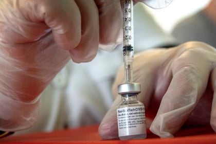 Vista de un trabajador sanitario preparando una dosis de la vacuna de Pfizer-BioNTechcontra la covid-19 en Coral Gables, Florida. EFE/Cristóbal Herrera/Archivo