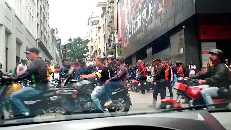 Colectivos chavistas en los alrededores del Parlamento