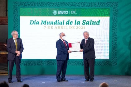Dr. Juan José Mazón Ramírez recibe el premio “Doctor Miguel Francisco Jiménez” (Foto: Presidencia de México)