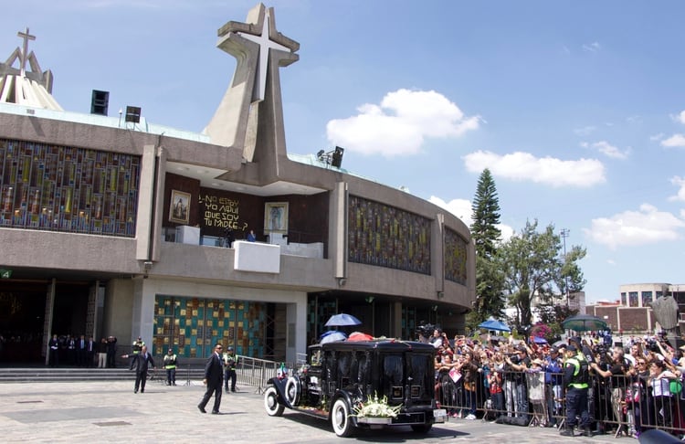 La llegada de los restos del cantante a la Basílica de Guadalupe (Foto: Cuartoscuro)