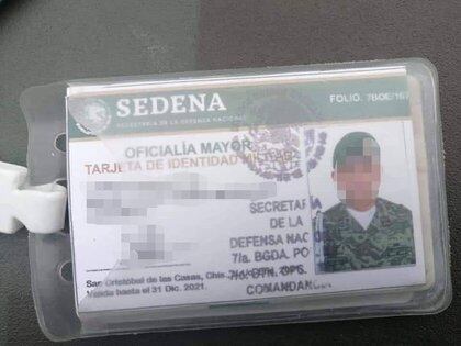 Identificación de presunto elemento del Ejército que transportaba marihuana y cristal en una camioneta de redilas (Foto: Twitter / @kalycho)