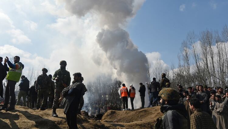 Soldados indios alrededor del lugar donde se estrelló un helicóptero que Pakistán dijo haber derribado (Tauseef MUSTAFA / AFP)