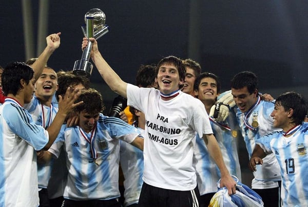 Messi y su primer título en celeste y blanco: hizo dos goles en la final de Holanda 2005 (Reuters)