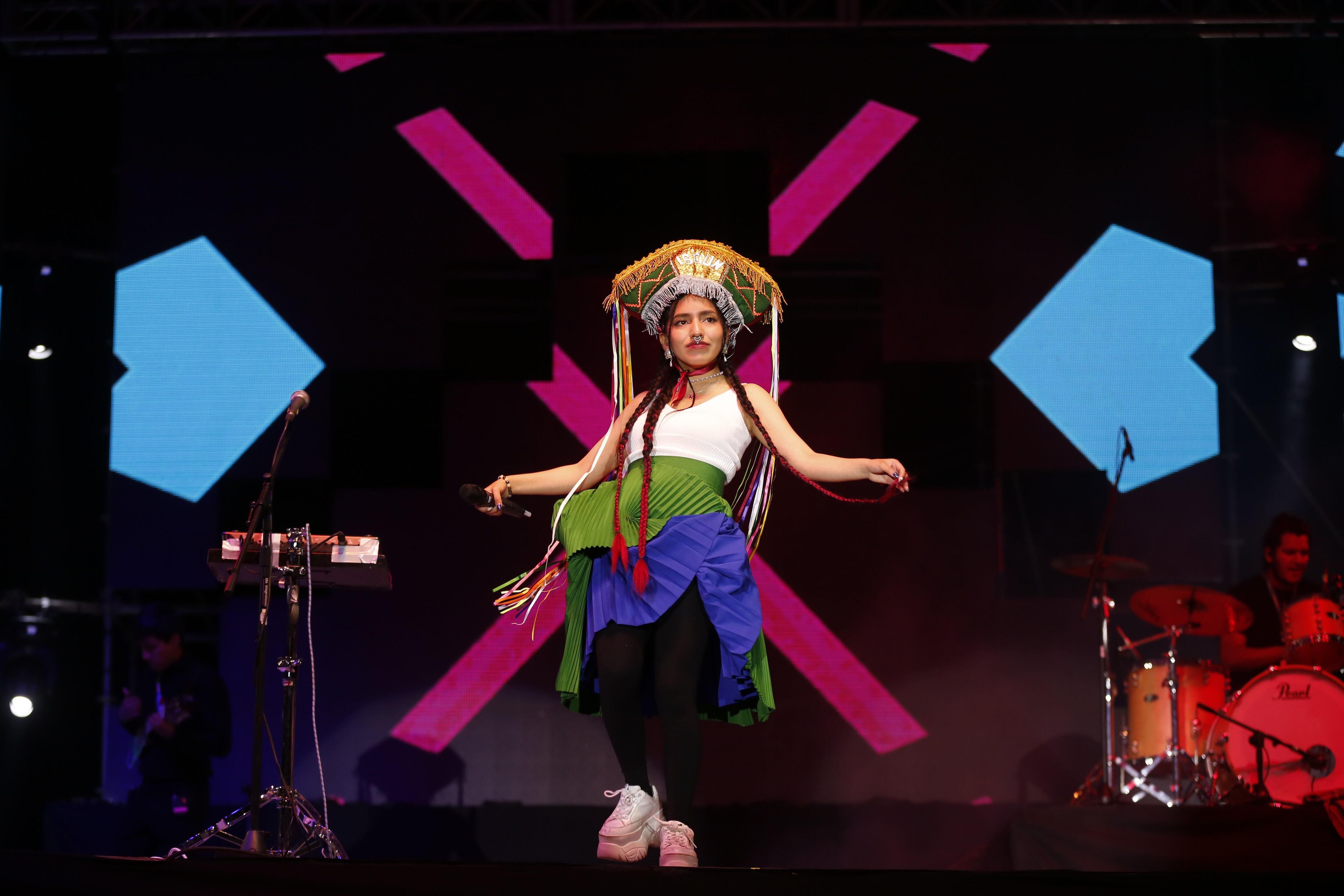 La cantante peruana Renata Flores, durante su concierto el 03 de diciembre de 2021, durante la 35 edición de la Feria Internacional del Libro de Guadalajara (FIL), en Guadalajara, estado de Jalisco (México). EFE/ Francisco Guasco