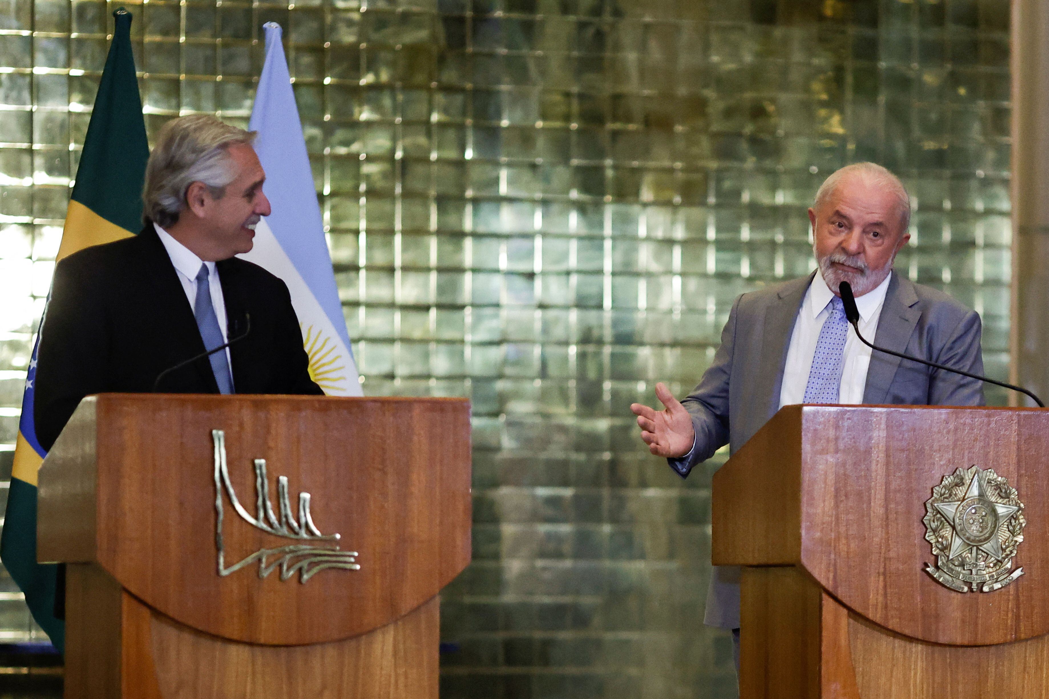 Alberto Fernández y Lula da Silva durante la declaración conjunta que hicieron en el Palacio de la Alvorada