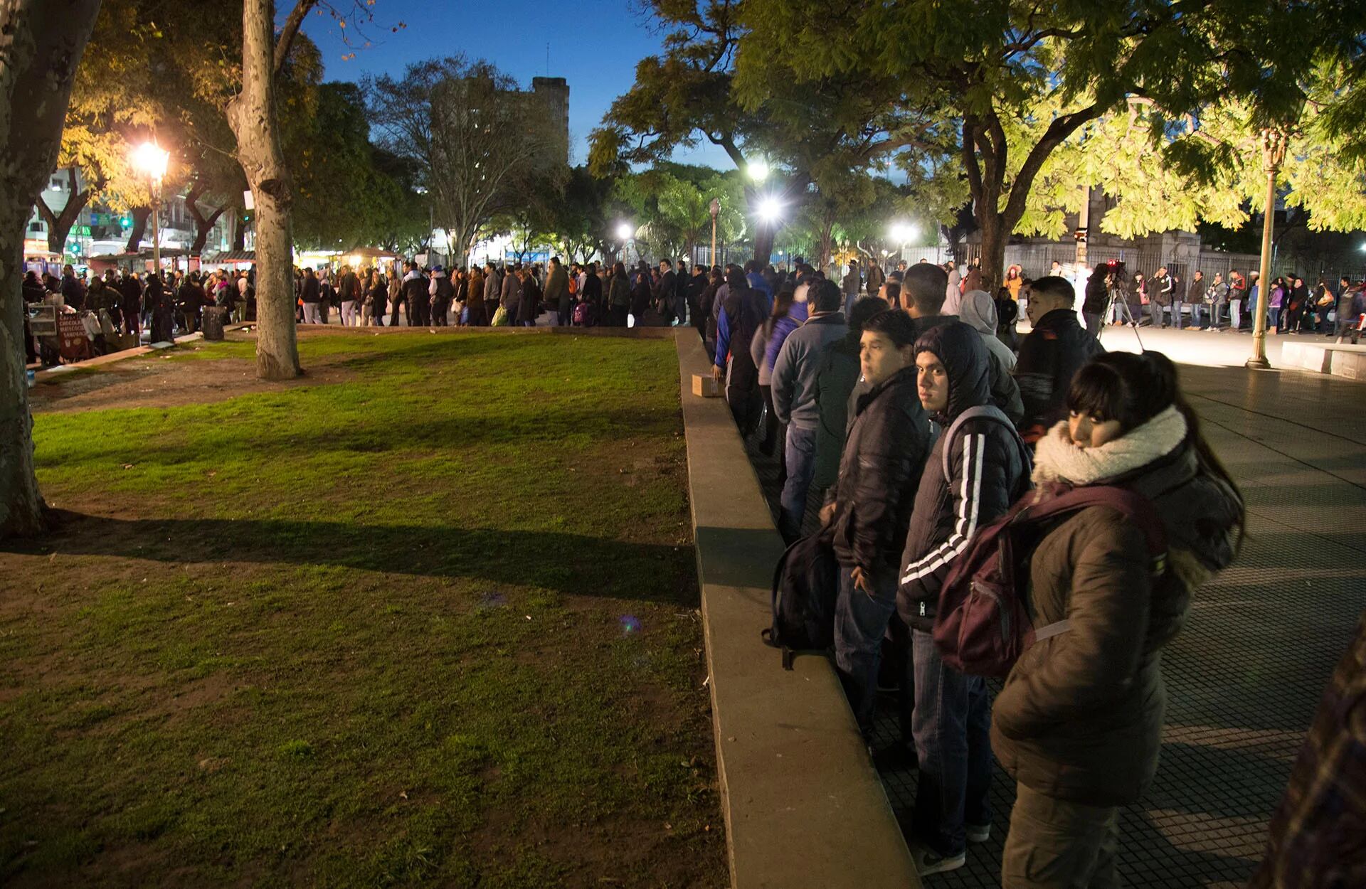 Gran cantidad de personas esperan para tomar un colectivo en la plaza Miserere debido al paro (NA)