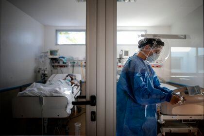 Un médico realiza control a pacientes COVID-19 en el Hospital El Cruce de Florencio Varela el 30 de julio de 2020, en Buenos Aires (Argentina). EFE/Juan Ignacio Roncoroni/Archivo
