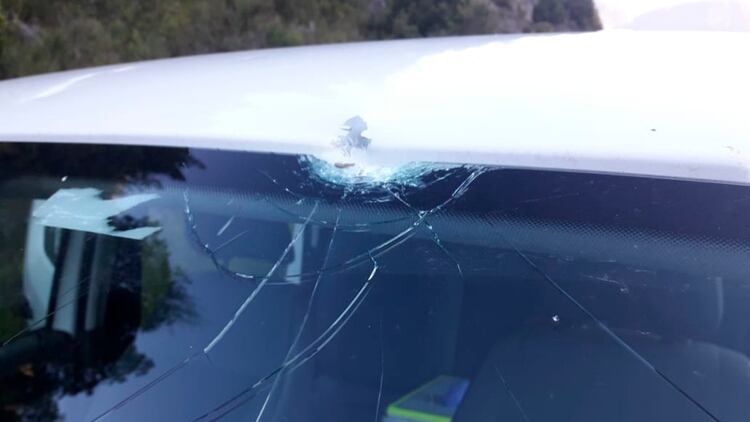 Así quedó uno de los vidrios del auto en el que se movilizaban (Foto: Ministerio público fiscal Rio Negro)