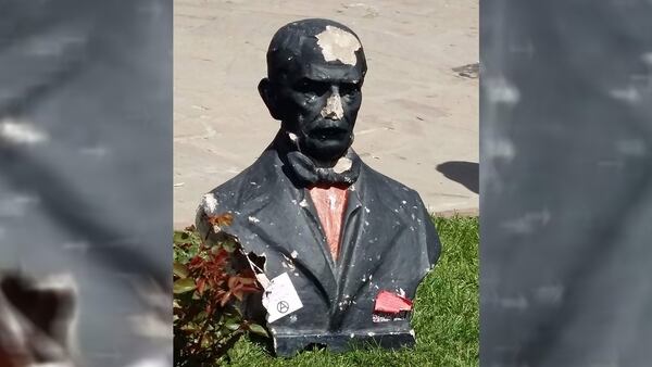 Así quedó el busto de San Martín vandalizado en lo que no fue un daño colateral sino un ataque directo a su figura