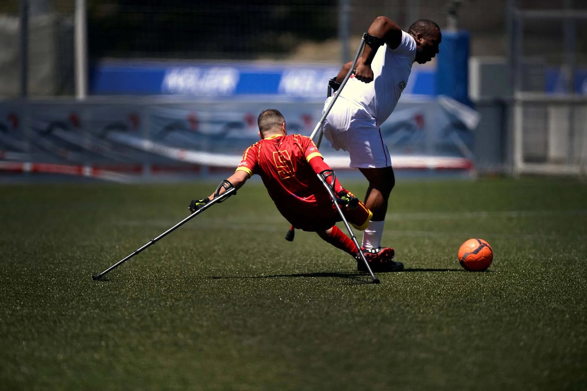 España y Brasil promocionaron en San Sebastián el deporte conocido como “OneFoot-Ball”, disputado por jugadores con una pierna amputada (REUTERS)