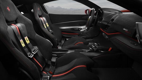 En el interior del Ferrari 488 Pista, las butacas y los cinturones de seguridad simulan las veces de un auto de competición