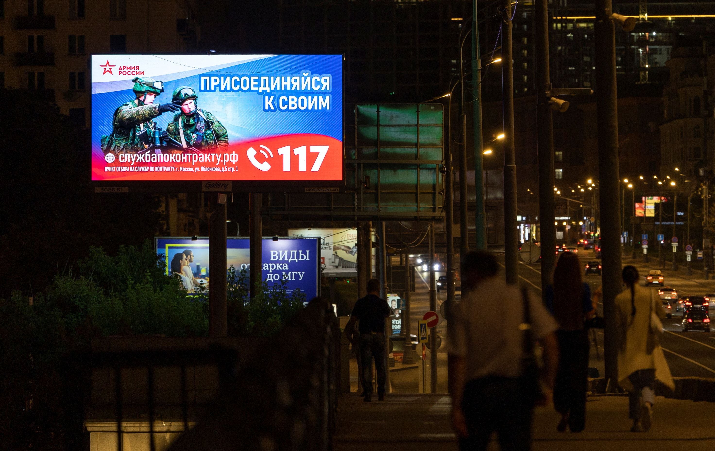 Una valla publicitaria promocionando el servicio en el ejército ruso en el centro de Moscú (REUTERS/Maxim Shemetov)