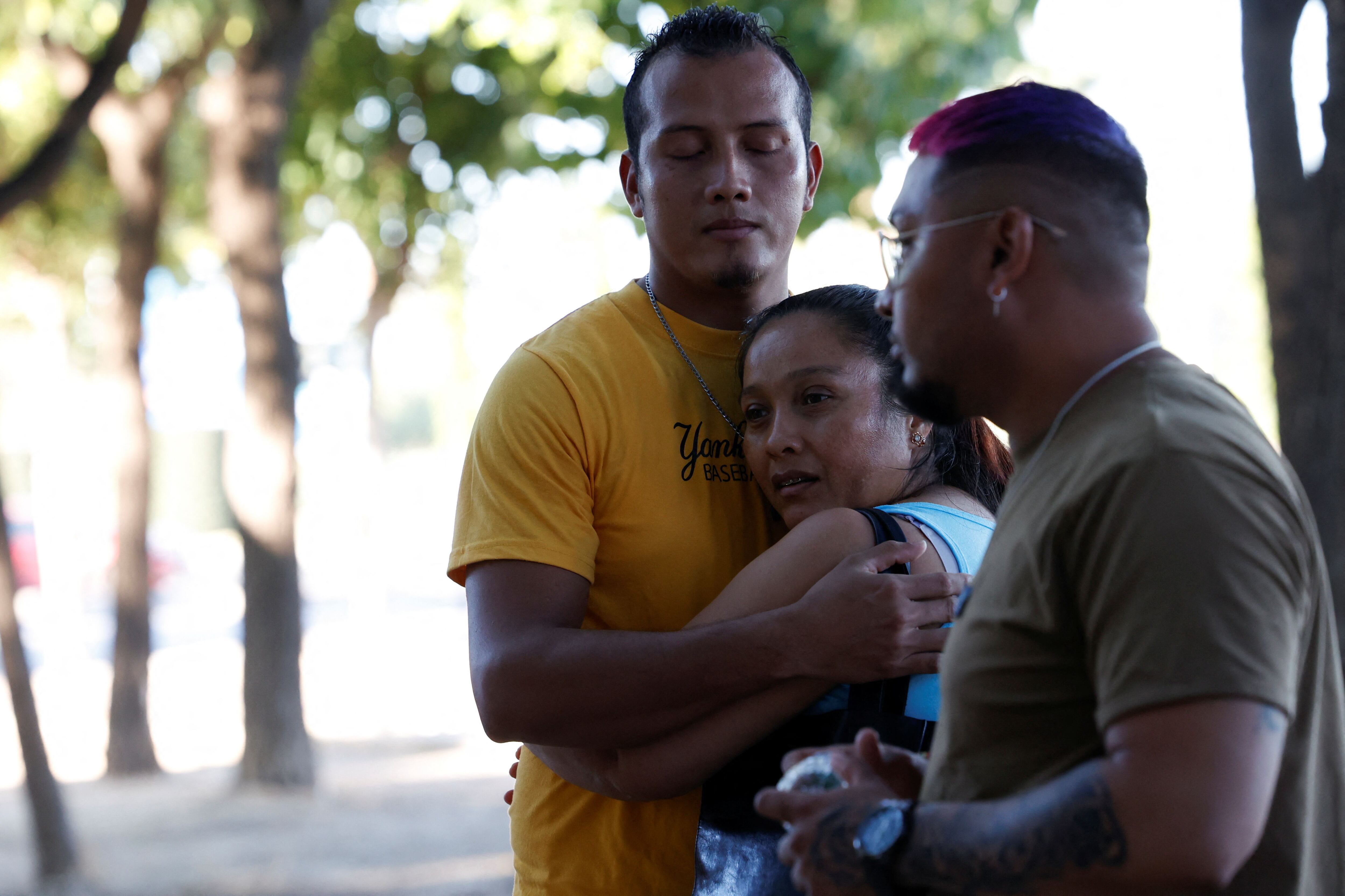Familiares de alguna de las personas desaparecidas en el incendio de Murcia. REUTERS
