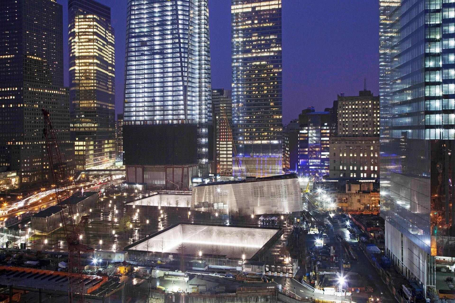 Los estanques gemelos reflectantes, en el centro, del Memorial Nacional del 11 de Septiembre están iluminados durante la tarde del 1 de abril de 2012 en el World Trade Center de Nueva York. (Foto AP/Mark Lennihan, Archivo)