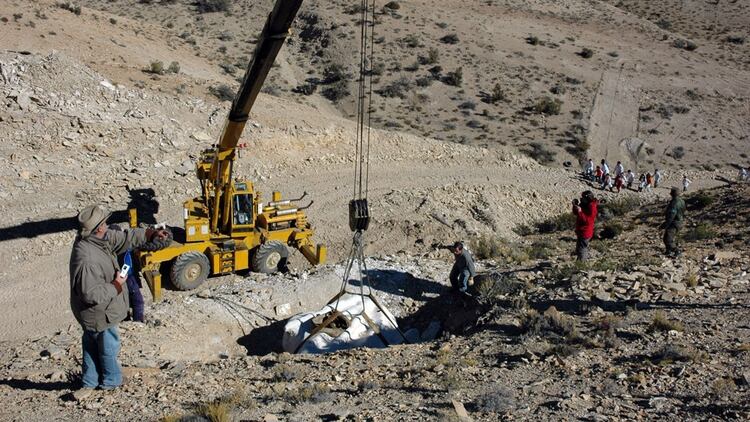 Extracción del bochón de yeso que contiene los restos del dinosaurio. Foto: gentileza investigador (Conicet)