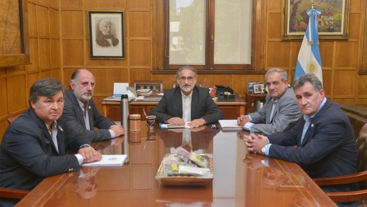 Representantes de la Mesa de Enlace junto al ministro Luis Basterra