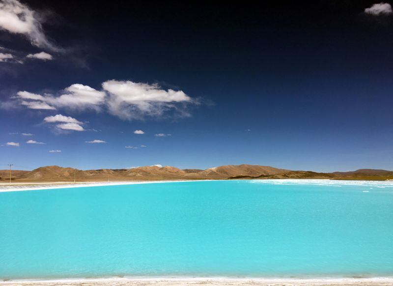 Pileta de salmuera para extracción de litio en el salar de Cauchari Olaroz. Según Economía, este año se exportarán USD 1.000 millones de carbonato de litio "grado batería"
REUTERS/Juliana Castilla