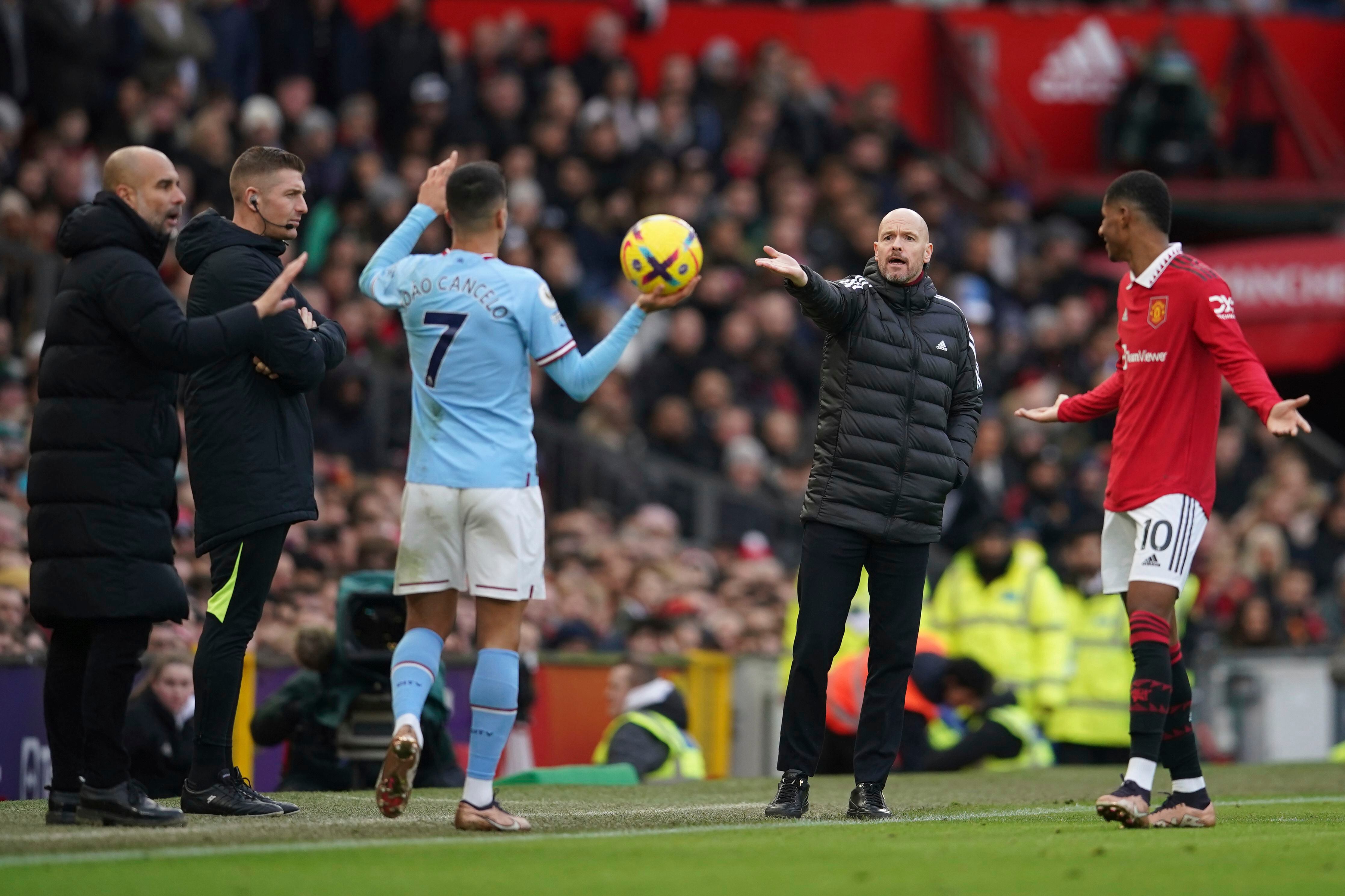 En foto del sábado 14 de enero del 2023, el técnico del Manchester United Erik ten Hag hace un gesto durante el encuentro de la Liga Premier ante el Manchester City. (AP Foto/Dave Thompson)