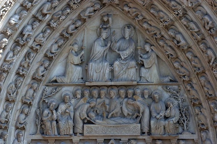 Detalle del portal de la Virgen: arriba la coronación y abajo la resurrección de María