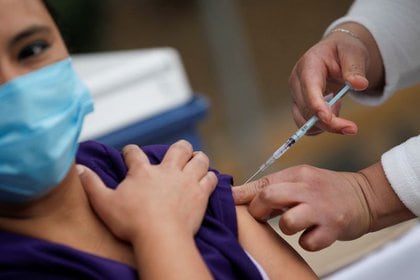 Imagen de archivo. Un trabajador médico recibe una inyección con la vacuna Pfizer-BioNTech contra el COVID-19 en el Hospital Regional de Especialidades Militares en San Nicolás de los Garza, en las afueras de Monterrey, México. 29 de diciembre de 2020. REUTERS / Daniel Becerril