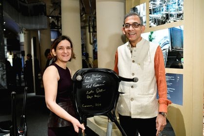 Los economistas Esther Duflo y Abhijit Banerjee (Henrik Montgomery/News Agency/via REUTERS)