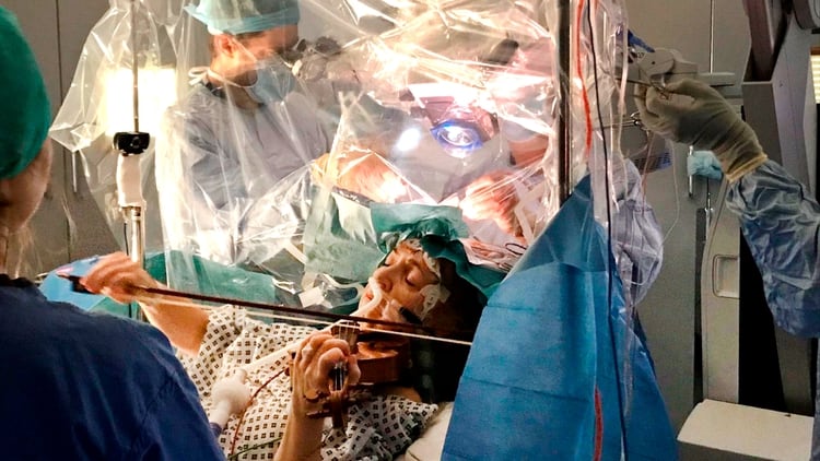 Dagmar Turner toca su violín mientras los médicos le extirpan un tumor en el cerebro en el King's College Hospital de Londres (@KingsCollegeNHS)
