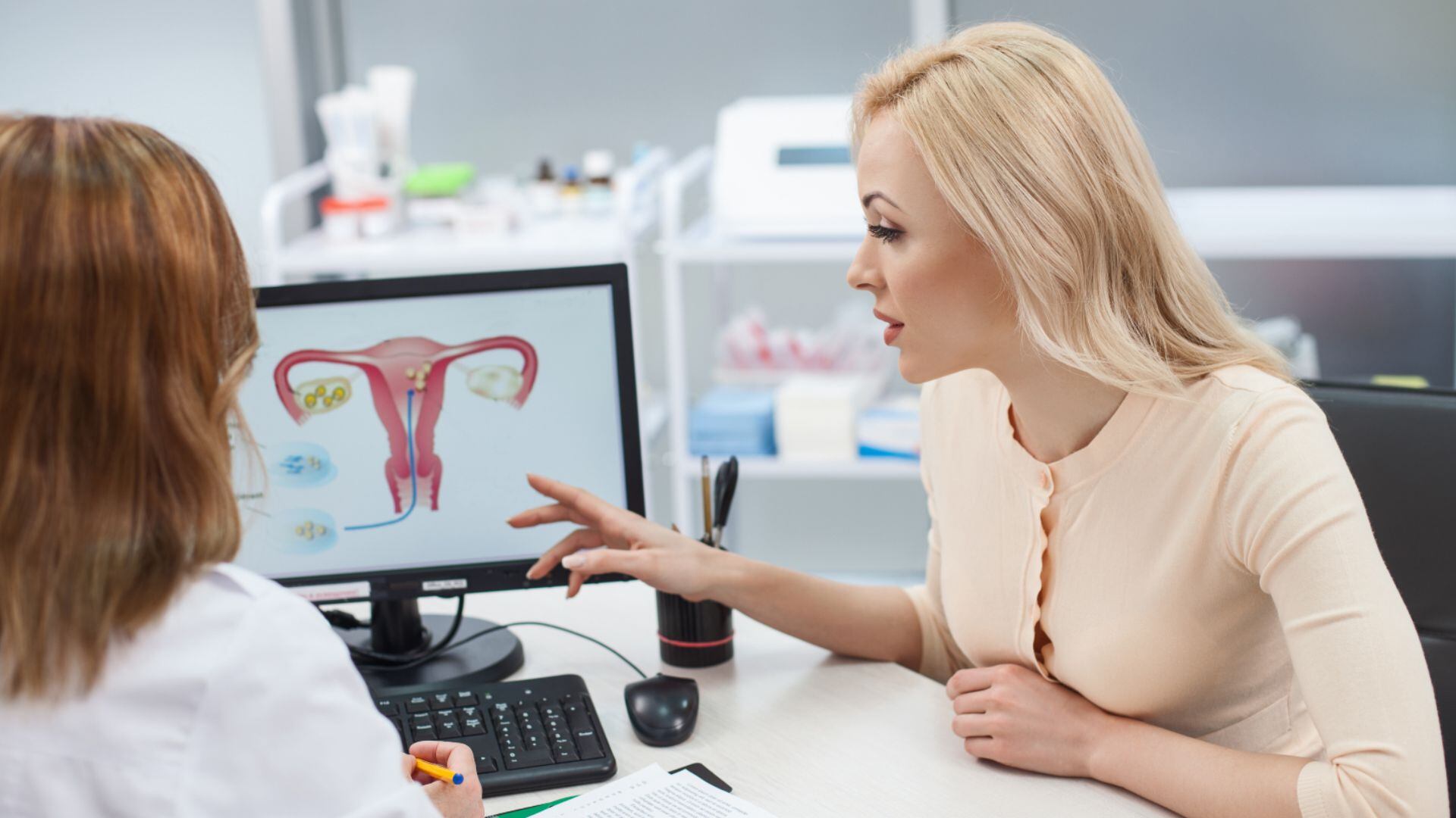 Muchas mujeres que luchan por quedar embarazadas desconocen que tienen endometriosis (iStock)