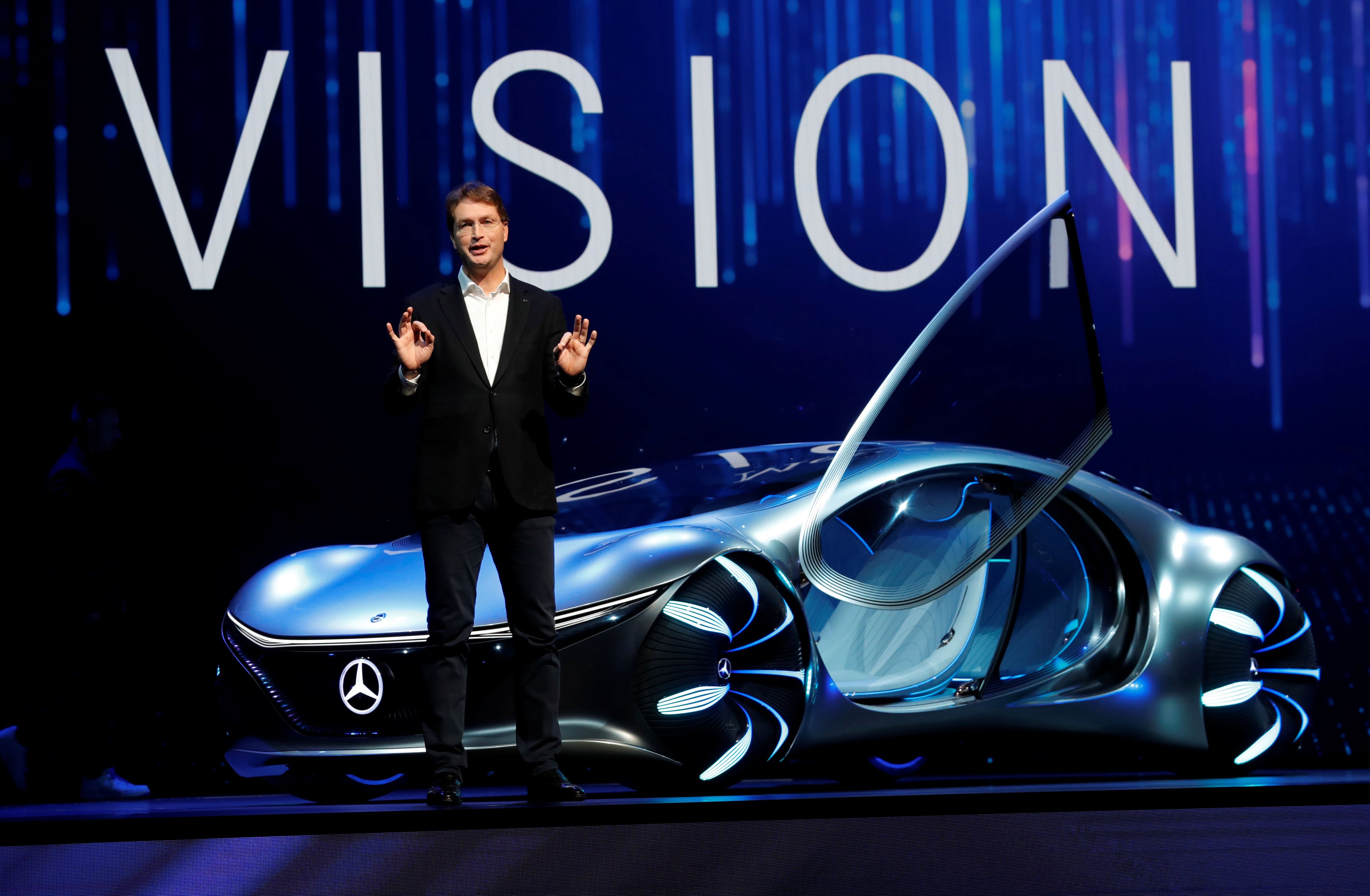 Ola Kallenius, CEO de Mercedes-Benz, anunció que los objetivos de electrificación se postergan al menos cinco años y llegarán hasta 2030. Además, la marca alemana desarrollará nuevos motores de combustión para la reformada norma Euro 7 que entra en vigencia en 2027. REUTERS/Steve Marcus