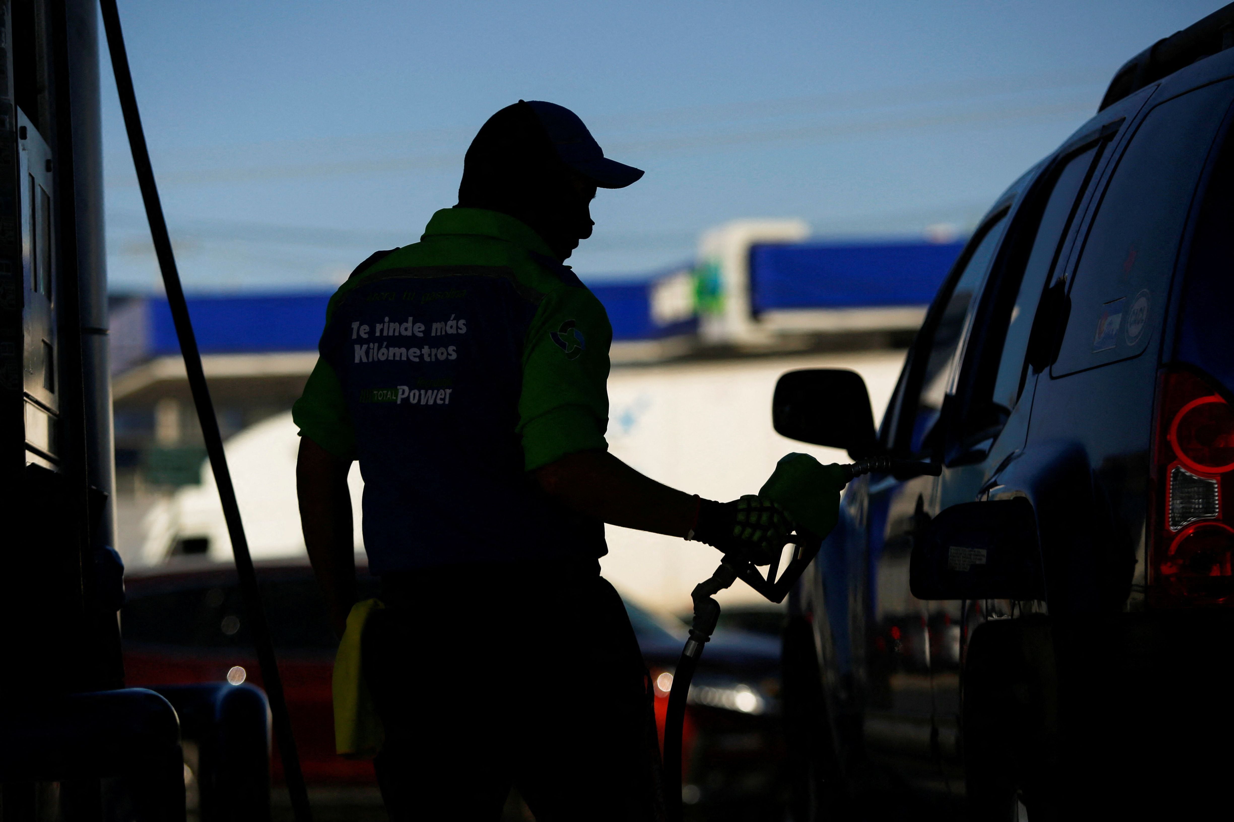 Mantente actualizado sobre los precios de la gasolina. (Reuters)