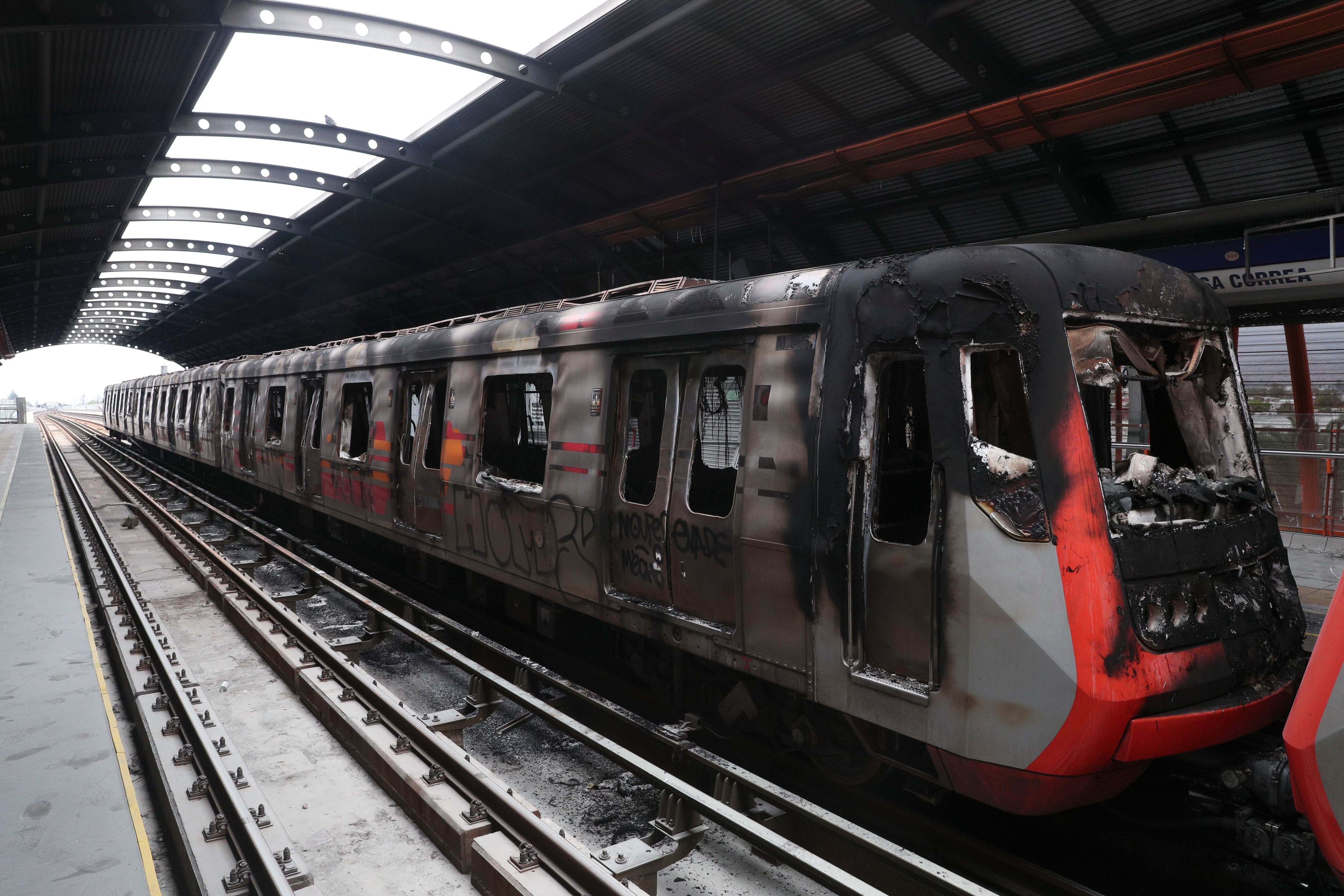 Los destrozos en el metro (AP Photo/Esteban Felix)