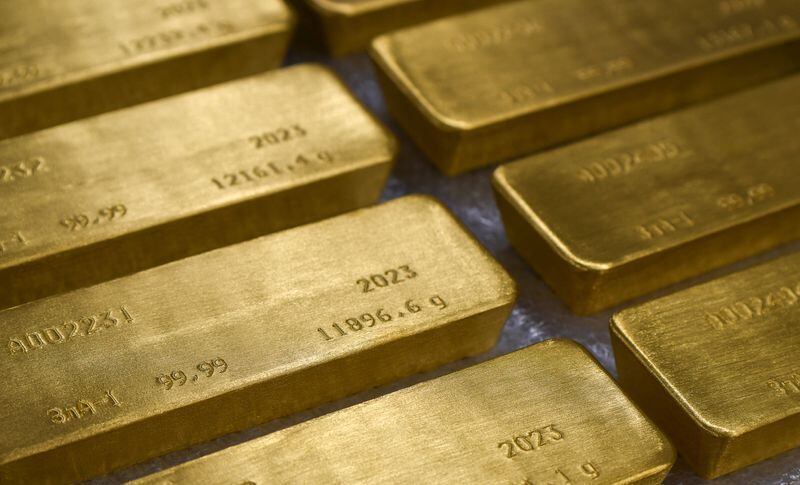 FOTO DE ARCHIVO: Lingotes de oro puro al 99,99 por ciento se colocan en una sala de trabajo en la planta de metales preciosos Krastsvetmet en la ciudad siberiana de Krasnoyarsk, Rusia. 31 de enero, 2023. REUTERS/Alexander Manzyuk/Archivo