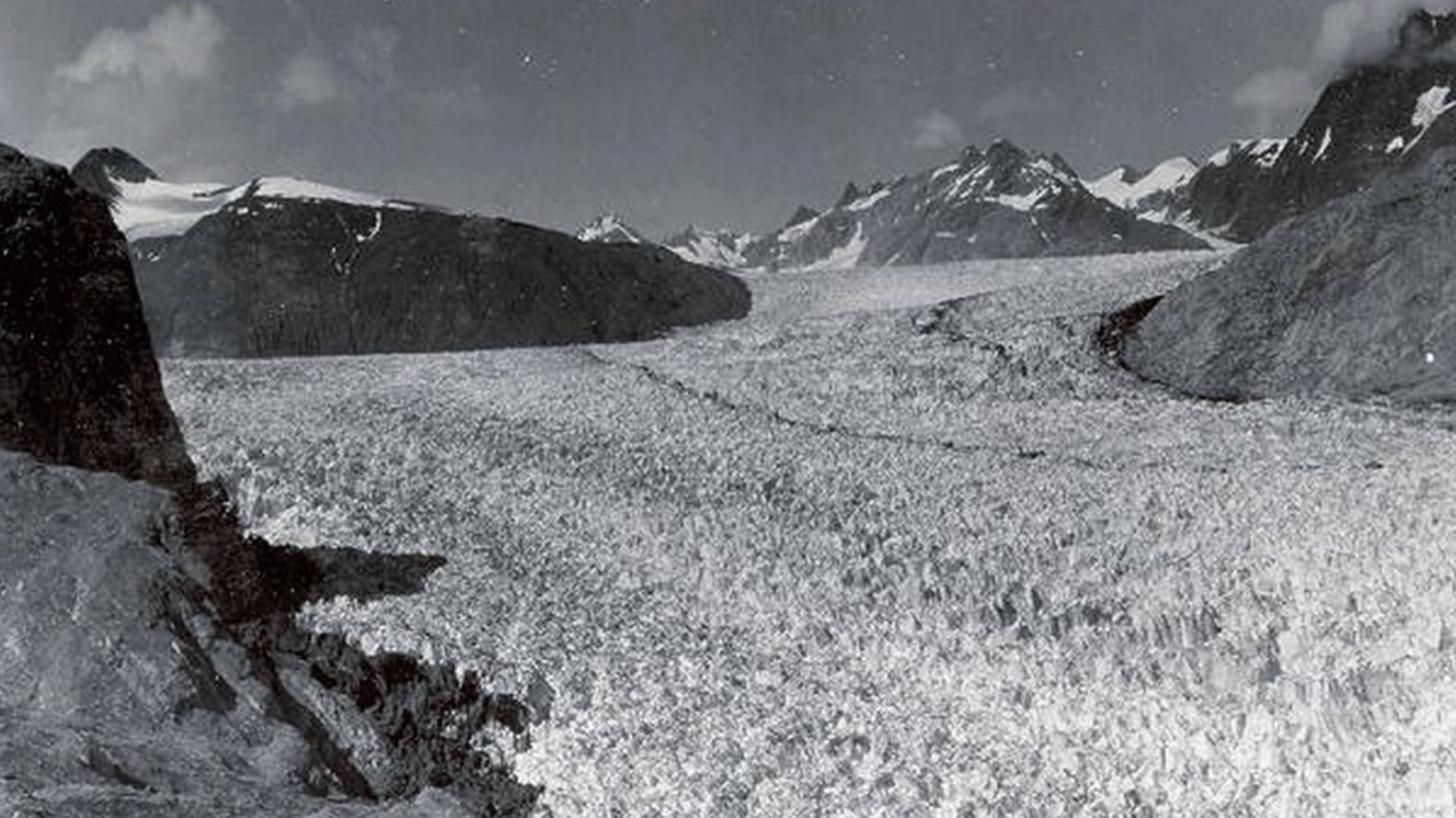 <p>Esta fotografía de 1941 muestra el curso inferior del Glaciar Muir.&nbsp;El espesor del hielo en el centro de la imagen es superior a 0,7 kilómetros. Hay ausencia de cualquier tipo de vegetación</p> usgs.gov 163