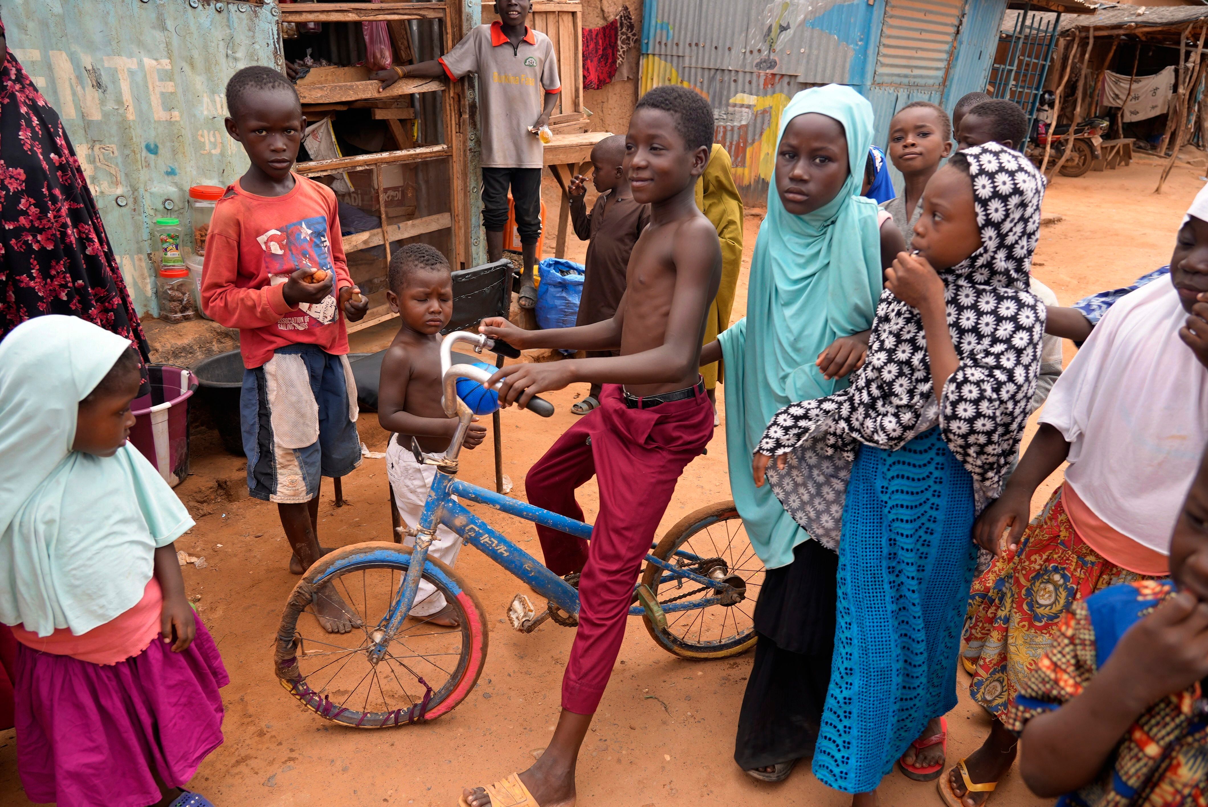 Niños juegan en las calles de Niamey este miércoles (AP Foto/Sam Mednick)