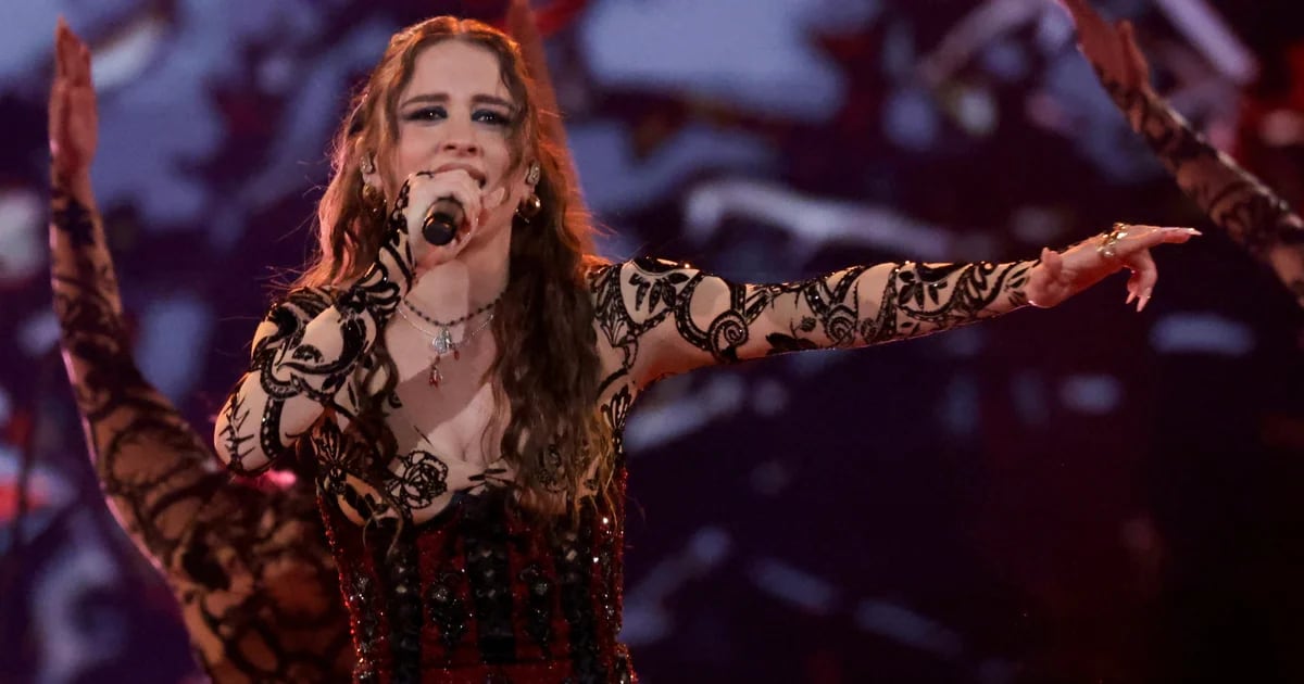 Tragedia familiare di Angelina Mango, cantante italiana all’Eurovision: suo padre morì d’infarto durante un concerto e suo zio il giorno dopo