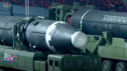 Los Hwasong-15, misiles balísticos intercontinentales que según diversas estimaciones tienen alcance entre 8500 a 13000 km, también desfilaron