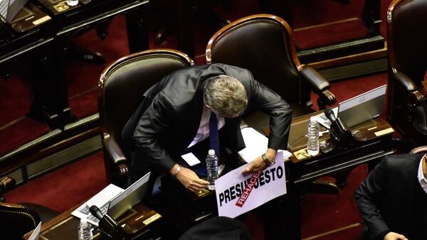 AgustÃ­n Rossi coloca un cartel en su banca (Fotos: AdriÃ¡n Escandar)