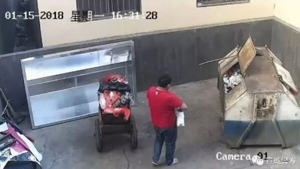 Hombre arroja a su bebe a un contenedor de basura 2