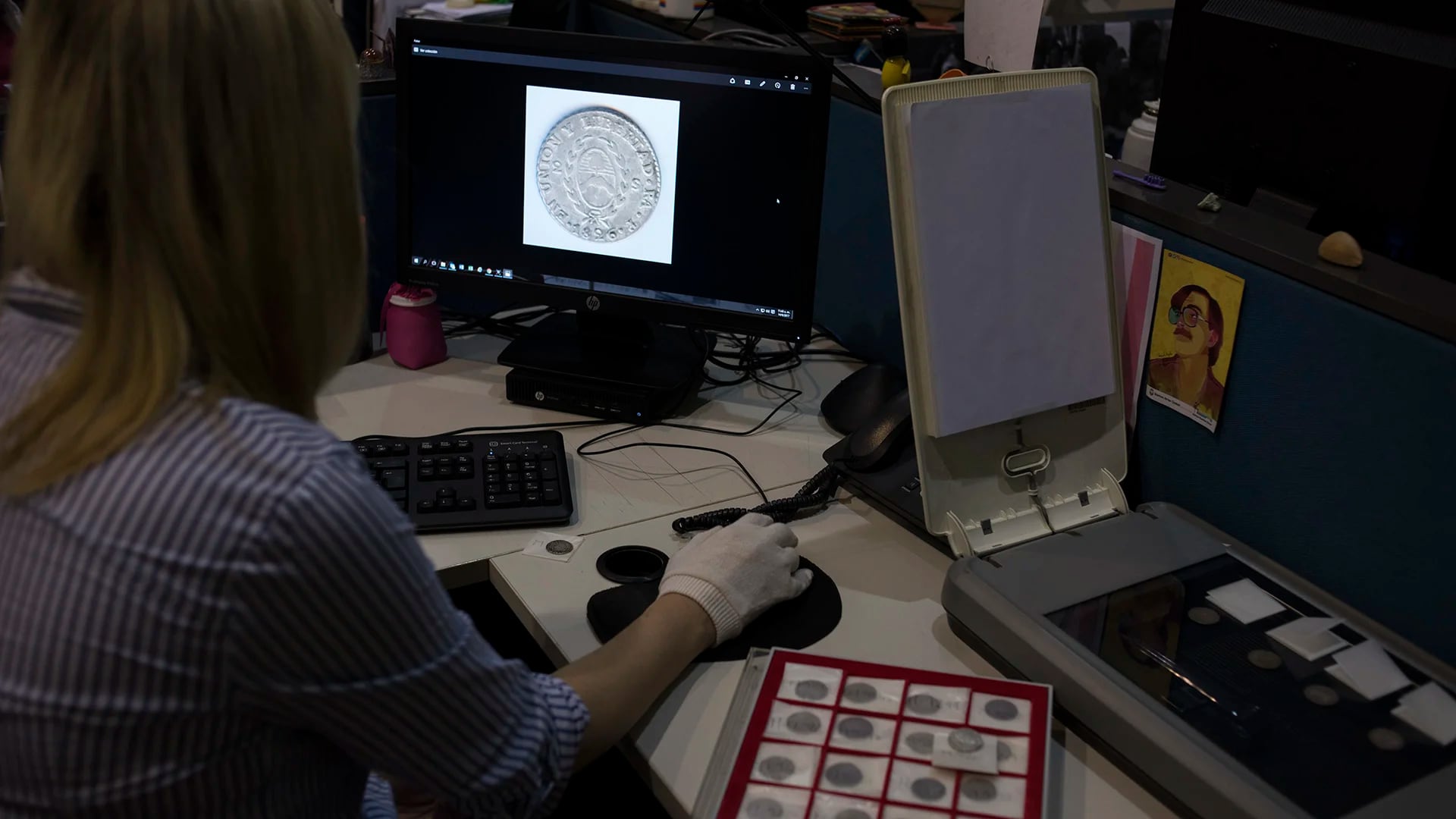 Las profesionales que trabajan en la limpieza y catalogación de las monedas son museólogas. Se escanean las monedas para digitalizarlas y así lograr que cualquier persona pueda tener acceso a la misma. (Adrián Escandar)