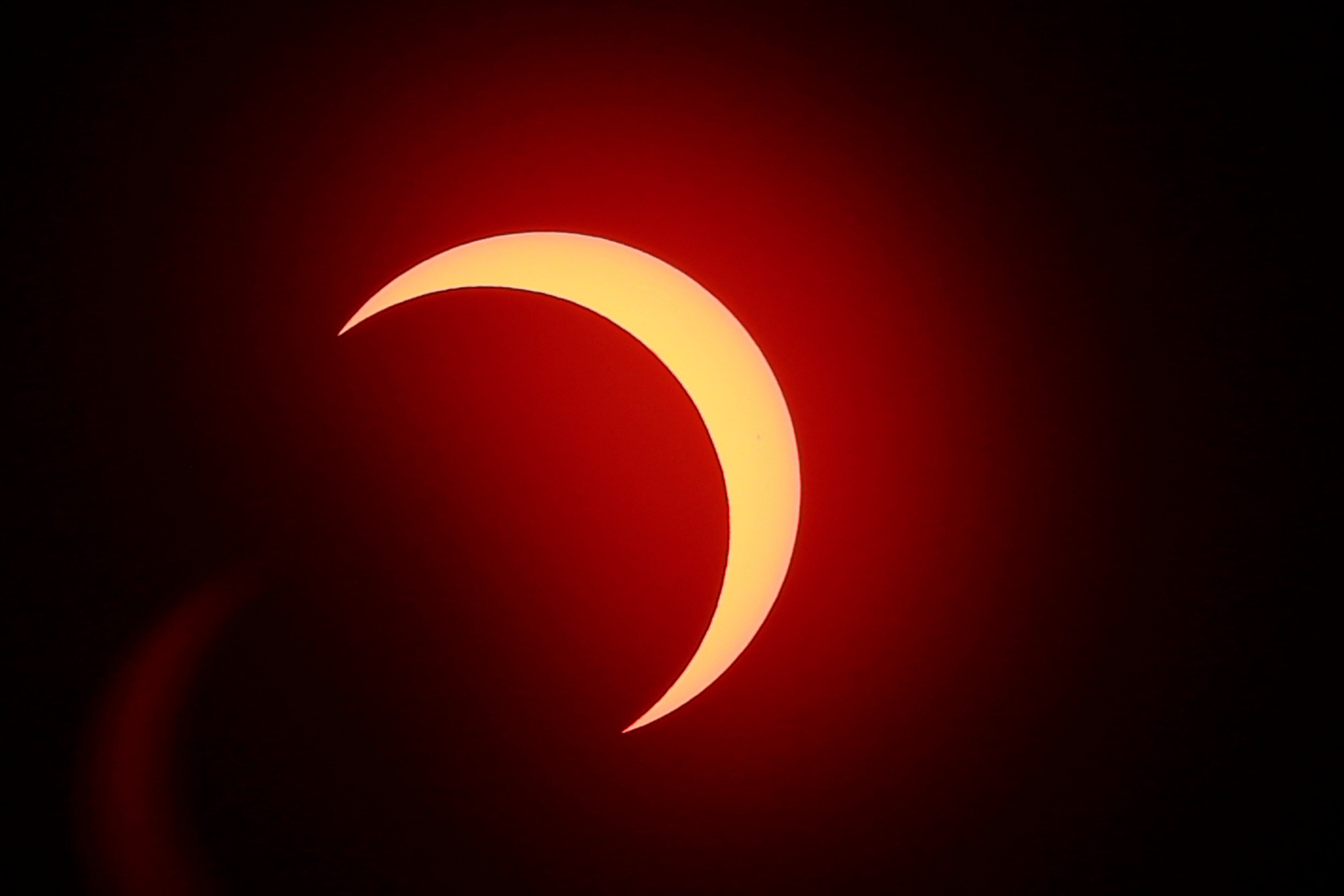 Algunas escuelas cerrarán por seguridad de los alumnos durante la observación del eclipse solar total (EFE/Gustavo Amador)